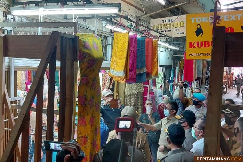 Gubernur Irwan Prayitno saat meninjau Pasar Raya Padang. Foto Humas Sumbar