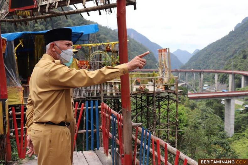 Gubernur Sumatera Barat Mahyeldi disela-sela peninjauan jalan Kelok Sembilan di Limapuluh Kota.
