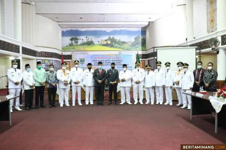 Gubernur Sumatera Barat H Mahyeldi Ansharullah, foto bersama dengan 11 pasangan kepala daerah periode 2021-2024 usai dilantik di Aula Kantor Gubernur Sumbar, Jumat (26/2/2021).