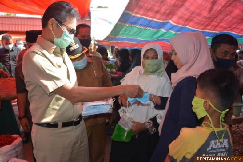 Gubernur Irwan Prayitno membagikan masker kepada warga di Pasar Sungai Aur Pasbar. Foto Humas Sumbar