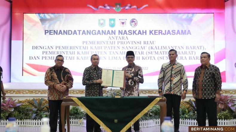 Bupati Safaruddin Dan Gubenur Riau Syamsuar Menandatangani Naskah kerjasama dua daerah. Foto : Dok Komindo Liko