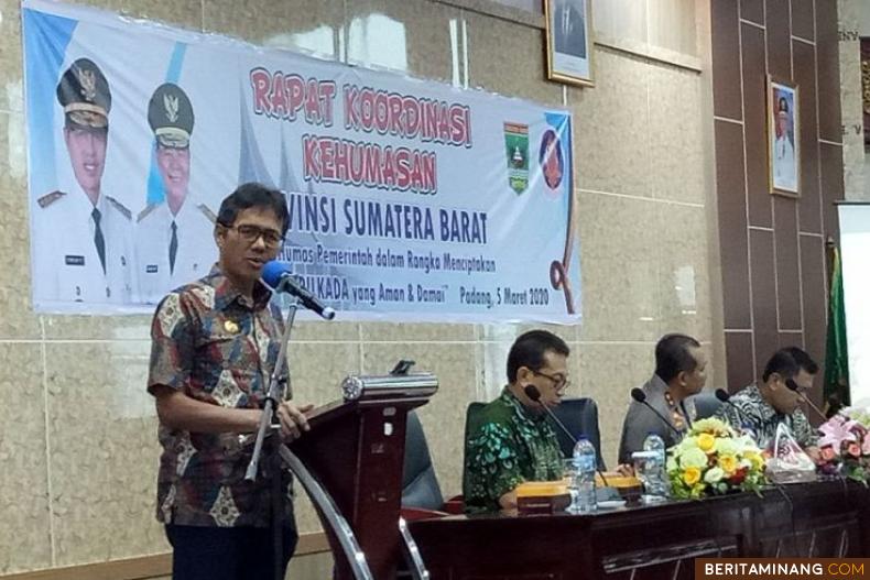 Gubernur Sumatera Barat Irwan Prayitno saat memberikan pengarahan pada Pertemuan Rakor Kehumasan di Covention Hall Bukit Lampu Kota Padang, Kamis (5/3/2020). Humas Sumbar
