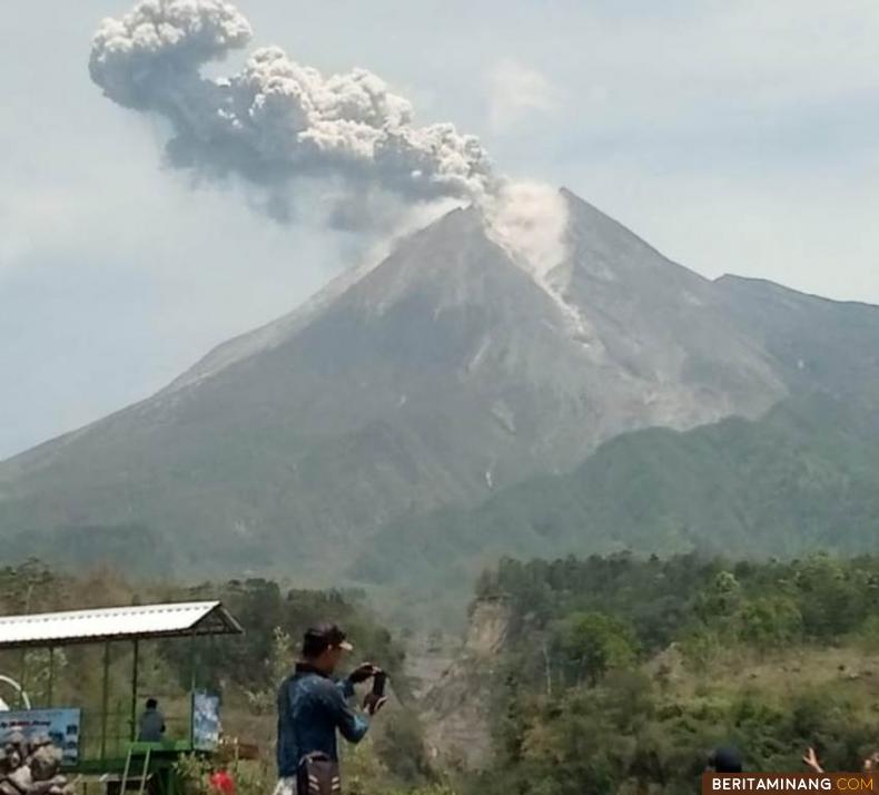 Warga saksikan Erupsi Gunung Merapi. BNPB