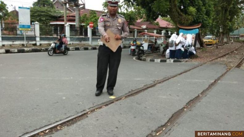 Petuga kepolisian saat melakukan olah tempat kejadian perkara, Kamis (19/2/2020)(Foto: Unit Laka Lantas Polres Kota Pariaman)