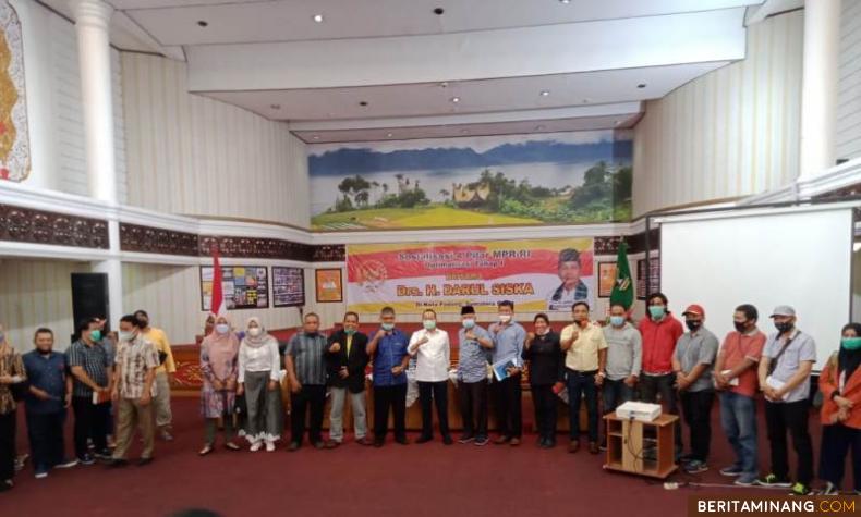 Anggota DPR/MPR RI, Drs. H. Darul Siska foto bersama wartawan usai sosialisasi 4 Pilar. Ist