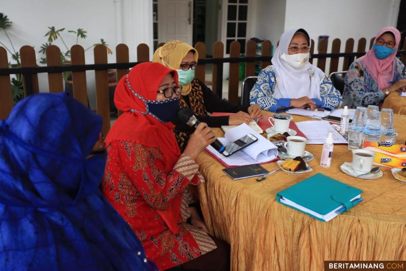 Ny. Wartawati Nasrul Abit (dua kanan) bersama Pengurus Yayasan Kemajuan Wanita/BKOW Sumbar. Ist
