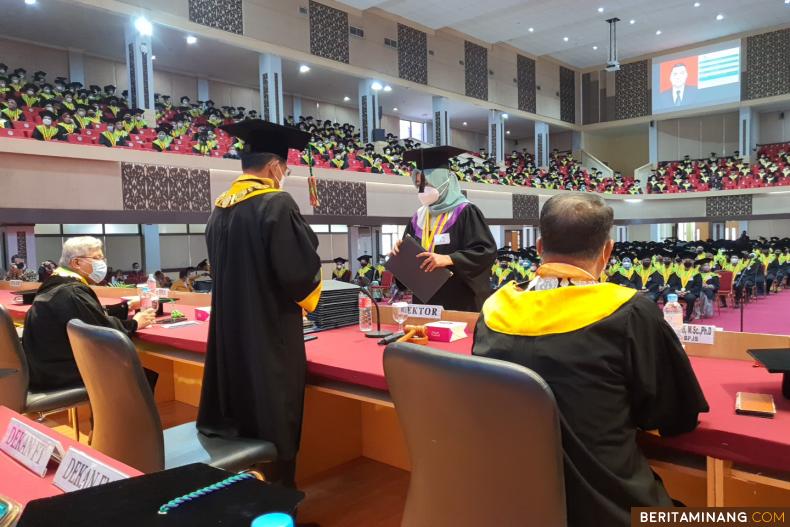 Lulusan Program Studi Ilmu Keguruan Bahasa FBS Universitas Negeri Padang diwisuda oleh Rektor Prof. Ganefri, Ph.D. bertempat di Auditorium Kampus UNP Air Tawar Padang pada Sabtu (19/3).