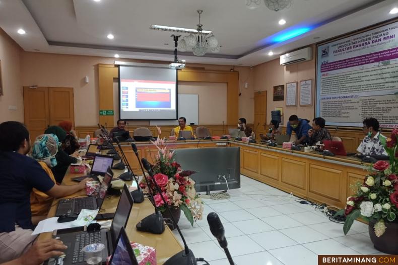 Hari Ini, FBS Universitas Negeri Padang  kembali melakukan pelatihan membuat video pembelajaran bagi dosen untuk perkuliahan daring pada aplikasi elearning2.unp.ac.id.