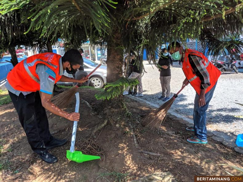Pelanggar Perda AKB di Kota Payakumbuh mengerjakan sankdi sosial membersihkan fasilitas umum