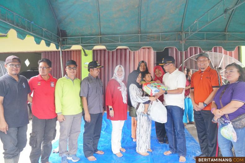 Pj Wako Rida Ananda Menyerahkan Bantuan kepada korban Kebakaran di Kelurahan Payakumbuh Barat,minggu (13/8) Foto : Dok Do