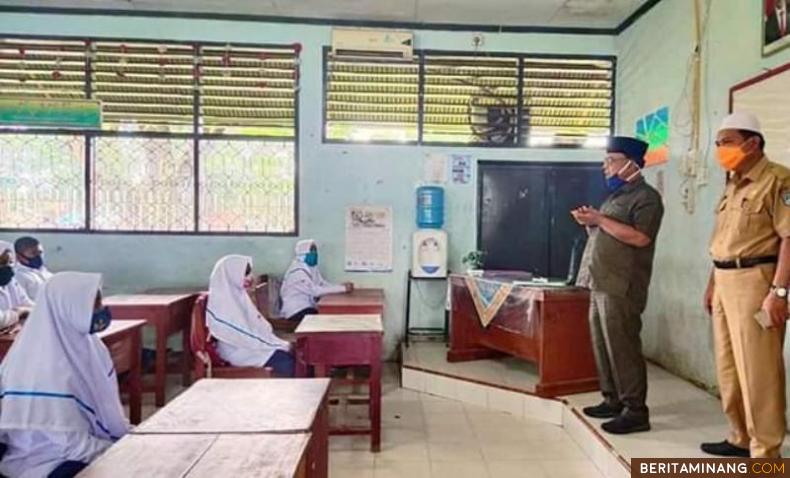 Bupati Kabupaten Pasaman Barat Yulianto saat melakukan peninjauan hari pertama Proses Belajar Mengajar di SMPN 1 Pasaman. Foto Ade MS