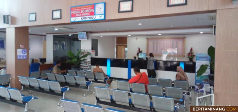 Kondisi terkini pelayanan di Bank Nagari Lubuk Gadang kembali normal, pasca telah keluarnya hasil swab semua karyawan tersebut negatif,  Senin (7/9/2020). Foto: Afrizal. A