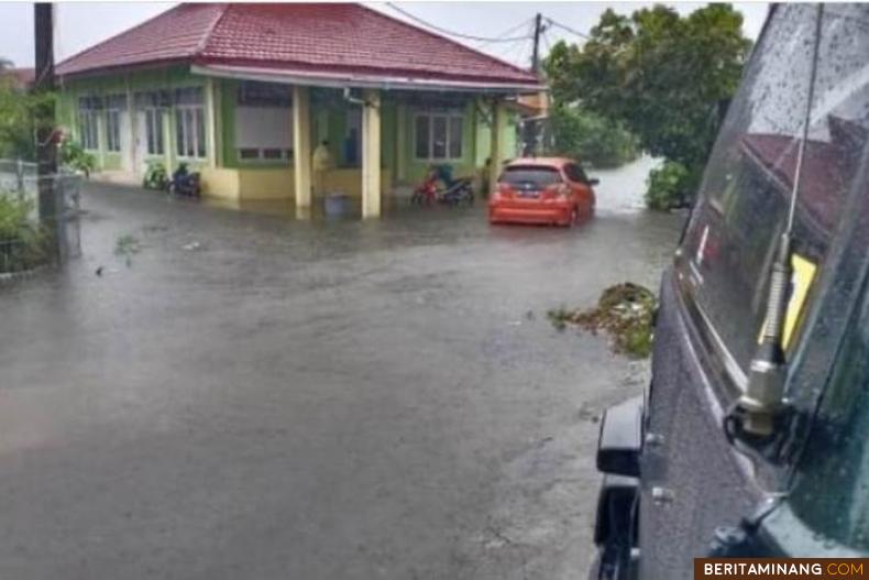 Genangan air di Kawasan Perumahan Mitra Utama 2 Banuaran, Kota Padang. Foto Ig: infosumbar