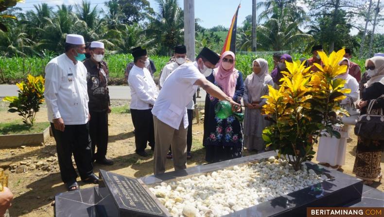 H. Erianto Ketua DPRD Pasaman Barat ikut serta lakukan ziarah rombongan ke sejumlah makam tokoh-tokoh di Pasbar, Kamis (6/1/20212).