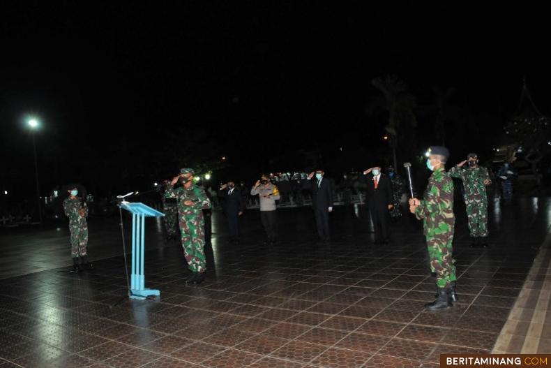 Suasana Renungan Suci di Taman Makam Pahlawan Padang dengan inspektur upacara Danlantamal II Laksamana Pertama TNI Dafit Santoso. Foto Humas Sumbar