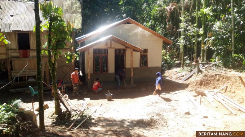 Pembangunan rumah layak huni untuk Ibu Fitrianis bantuan dari Satgas TMMD/N 111 Kodim 0306/50 Kota.