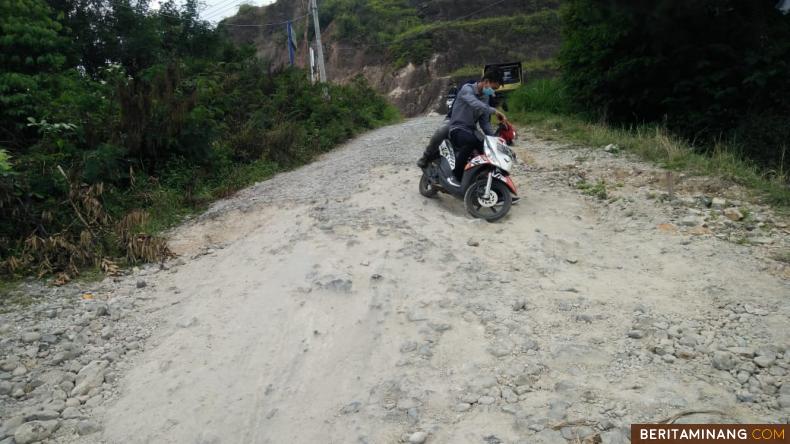 Kondisi jalan ke rumah dinas Ketua DPRD Kabupaten Solok yang menyulitkan pengendara sepeda motor. Foto: Mak Itam