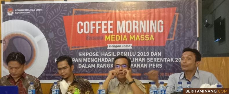 Suasana coffe morning KPU Padang dengan wartawan. Mst