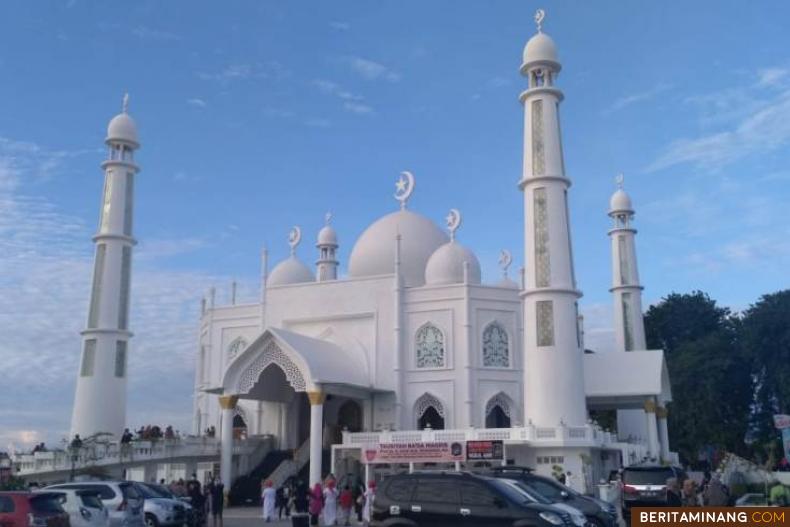 Masjid Al Hakim (El Hakim) di kawasan Muaro Pantai Padang. Foto: Vajrel Tri Ananda