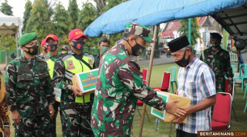 Irdam I/Bukit Barisan Brigjen TNI Gamal Haryo Putro, menyerahkan bantuan sembako kapada warga yang kurang mampu dalam program Jumat Berkah, Jumat (19/2/2021).
