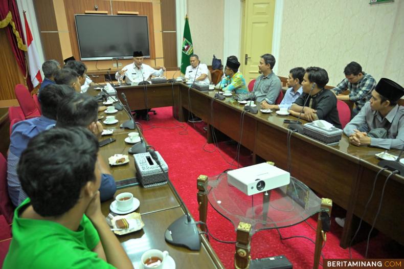 Gubernur Sumatera Barat (Sumbar), Mahyeldi Ansharullah saat memberi arahan kepada sejumlah eks narapidana kasus terorisme (eks napiter) di ruang rapat Istana Gubernur Sumbar, Rabu (13/09/2023). Foto: Adpim Sumbar