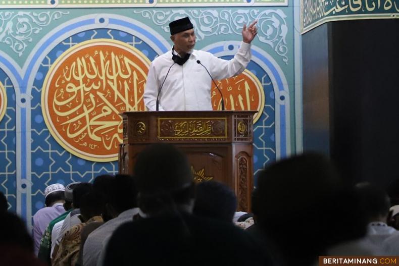Wako Mahyeldi saat jadi khatib jumat di Masjid Taqwa Muhammadiyah Padang. Foto Prokompim Padang