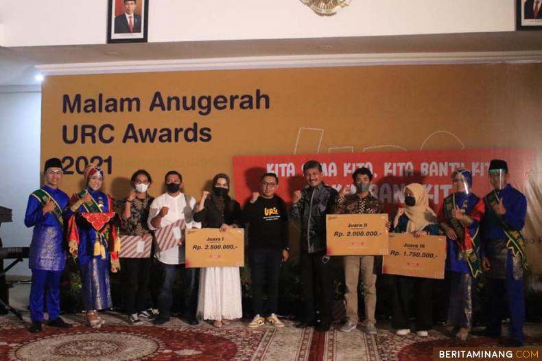 Foto bersama para pemenang URC Award 2021 di Padang Panjang.