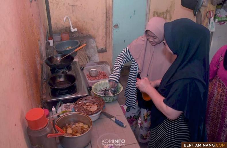 Seorang siswa membantu orang tua memasak ketika sekolah beralih ke rumah.