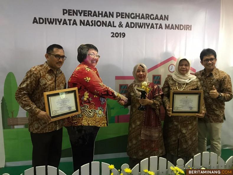 Menteri LHK Siti Nurbaya saat menyerahkan hadiah Adiwiyata. Humas Pessel