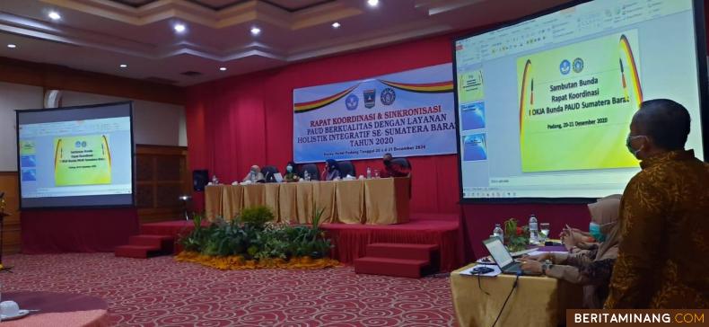 Rapat koordinasi dan sinkronisasi PAUD dengan layanan holistik integratif se-Sumatera Barat tahun 2020 di Hotel Rocky Padang, Senin (21/12). Foto: Kominfo Padang Panjang