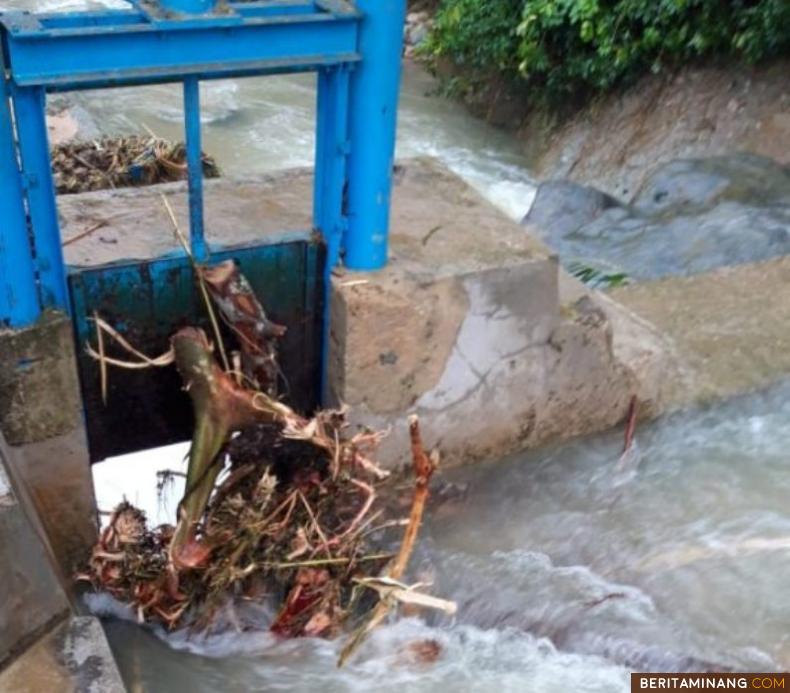 Intake Perumdam Air Minum Padang rusak, pasokan air pelanggan terganggu hingga Kamis ini, teknis sejak Rabu malam terus bekerja memperbaiki Foto: Humas PAM