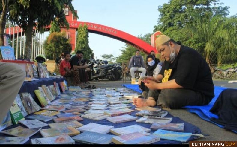 Warga baca buku di Lapak Baca yang digelar Pegiat Literasi Merenda Dharmasraya. Foto: Eko P