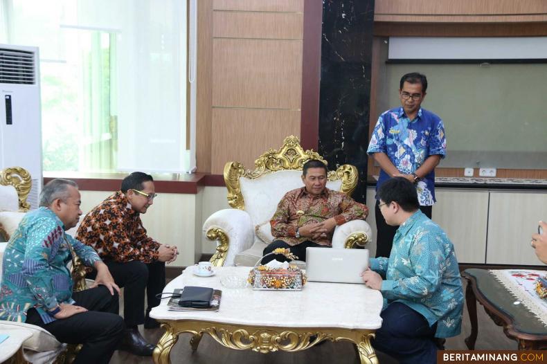 Suasana pertemuan Wako Ramlan Nurmantias dengan pihak Kebun Binatang Surabaya. Foto Humas Bukittinggi