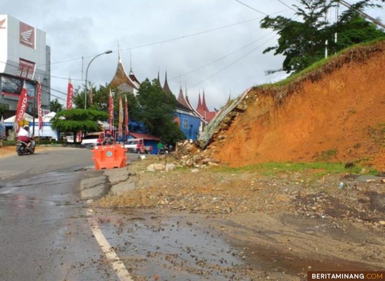 Jalan provinsi di pusat Kabupaten Sijunjung, Sumatera Barat rusak berat