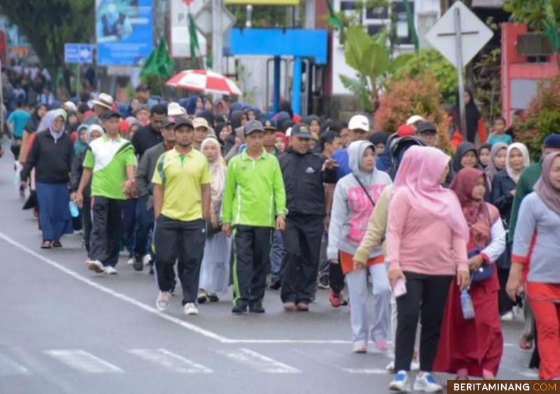 Suasana jalan sehat Musyda terpadu Muhammadiyah dan Aisyiyah di Padang Panjang, Sabtu (21/1/2023). Foto: Humas Panitia