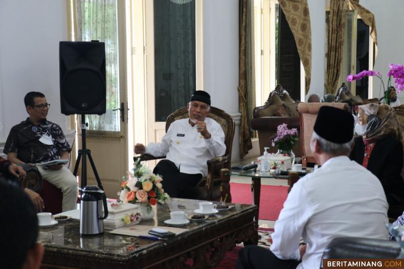 Gubernur Sumbar, Mahyeldi menerima kunjungan KPU Sumbar dalam rangka audiensi terkait persiapan dan pelaksanaan Pemilu serentak Tahun 2024 mendatang di Istana Kompleks Gubernuran Sumbar, Jumat (4/2/2022)