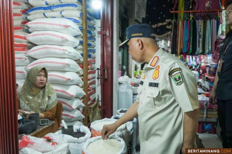 Gubernur Sumatera Barat Mahyeldi Ansharullah saat melakukan peninjauan ke Pasar Bandar Buat, Padang, Sabtu (18/3/2023). Foto: Adpim Sumbar