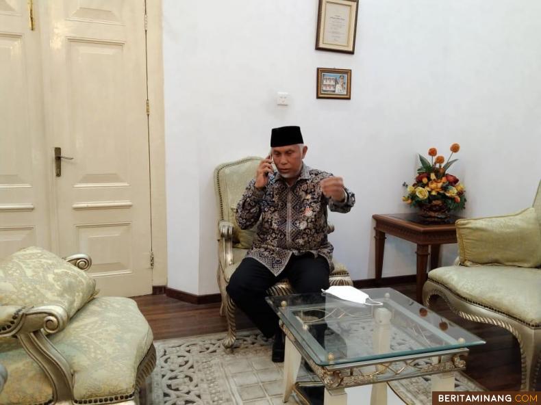 Gubernur Sumbar, Mahyeldi saat menerima telepon dari Presiden Republik Indonesia Joko Widodo, Kamis (5/8/2021).