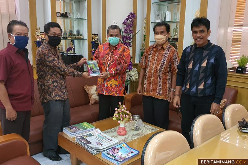 Ketua Editor Dr. Havid Ardi, M.Hum. menyerahkan buku untuk purnabakti Dr. Kurnia Ningsih, M.A. kepada Dekan FBS Universitas Negeri Padang pada hari ini (20/5) di Kampus Air Tawar Padang.