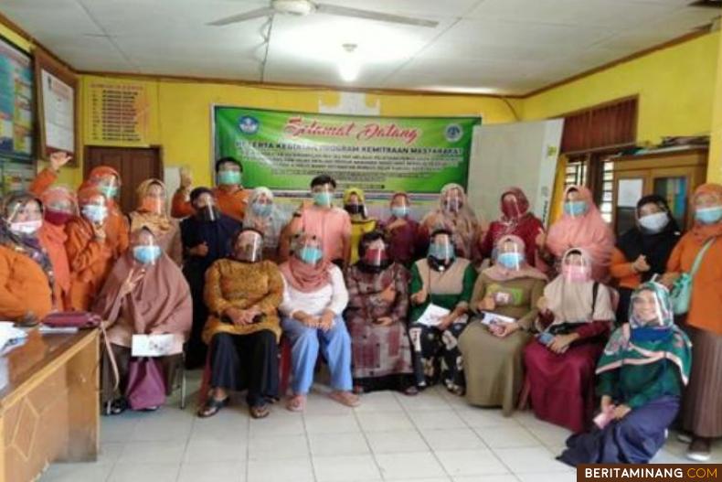 Ketua Tim Pengabdian Jurusan Kimia FMIPA UNP Dr. Desy Kurniawati, S.Pd, M.Si dan tim foto bersama dengan ibu-ibu PKK Bungus Barat Kota Padang. Foto: Panpel