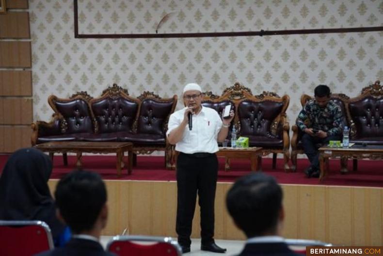 Kepala Dinas Kominfo Padang Panjang, Drs. Ampera, S.H, M.Si paparkan materi 