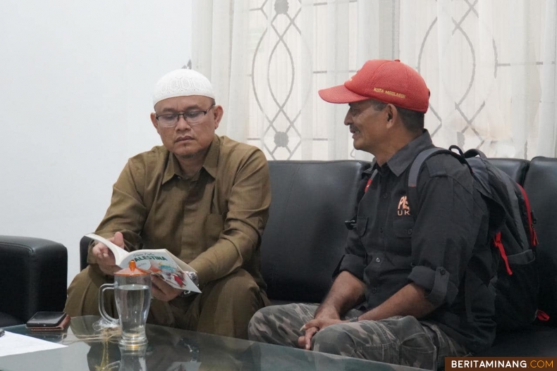 Kepala Dinas Kominfo Padang Panjang, Drs. Ampera Salim, S.H, M.Si ketika menerima buku antologi 