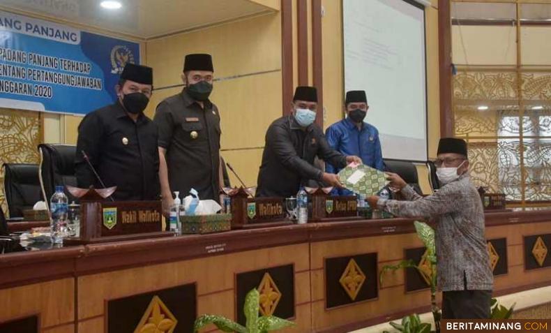 Ketua DPRD, Mardiansyah, A.Md menerima pandangan umum fraksi dari salah seorang juru bicara fraksi DPRD Padang Panjang.