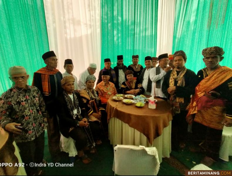 Gubernur Sumbar Mahyeldi Ansharullah bersama Yosritzal Dt Panghulu Basa dan unsur pengurus KAN Kacang berfoto saat berada di kediaman rumah keluarga Dt.Panghuku Basa. (Foto : Iyos)