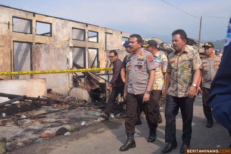 Kapolda Sumatera Barat, Irjen Pol Drs Fakhrizal, M.Hum dan Wawako Padang Panjang Drs. Asrul saat tinjau lokasi kebakaran. Foto Kominfo