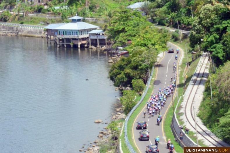 Para pembalap TdS ketika melewati Danau Singkarak. official TdS