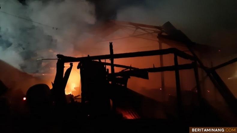 Kebakaran di Pasar Bawah, Kota Bukittinggi, Sabtu dini hari (11/9/2021)(Foto: Covesia-Istimewa)