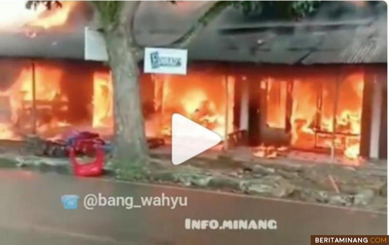 Tangkapan layar video akun akun @info.minang kabakaran di Batas Kota Padang.