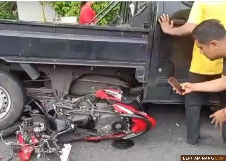 Sepeda motor naas yang masih berada di bawaah mobil dalam kecelakaan beruntun di Kandang Anpek Pariaman. Foto: katasumbar