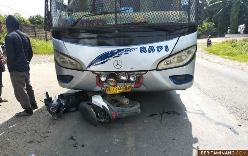 Sebuah sepeda motor di kolong Bus Penumpang RAPI dalam insiden kecelakaan di Dharmasraya. Foto: Eko P